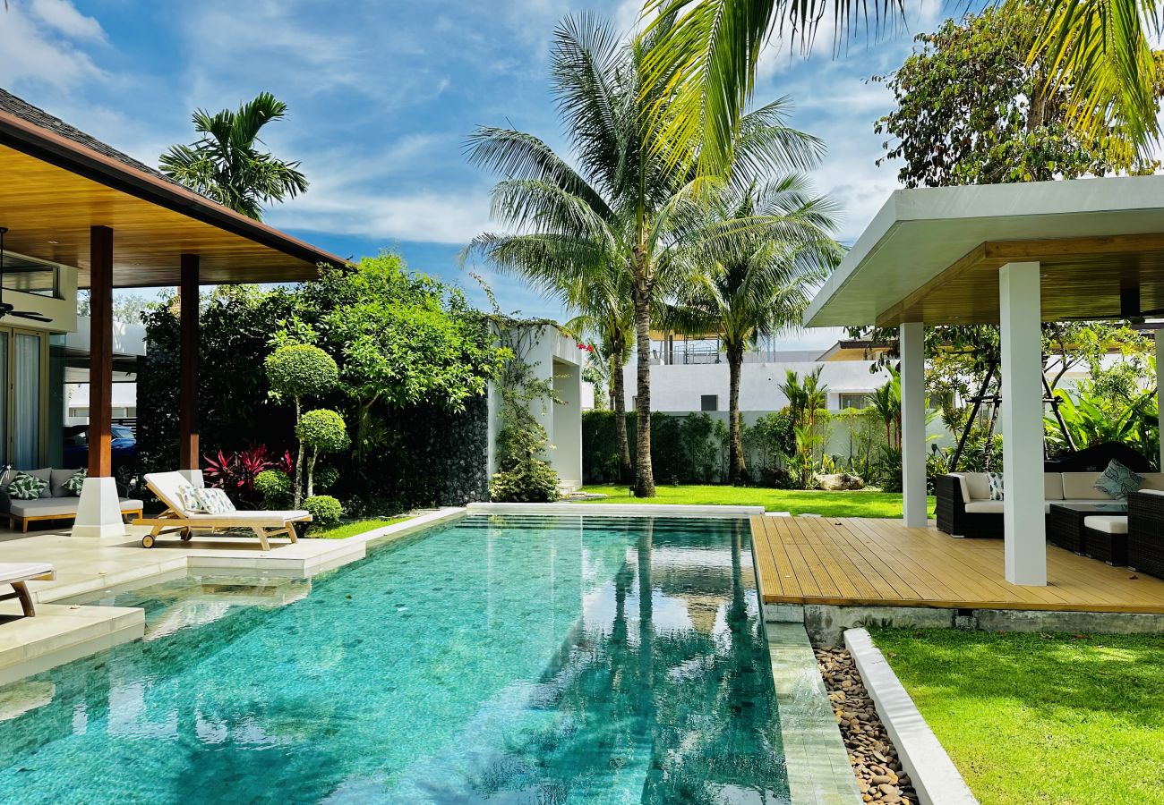 Villa Jasmine offers total privacy & luxury, with a private pool & 4 king sized bedrooms. Under 1km from Bang Tao beach. 