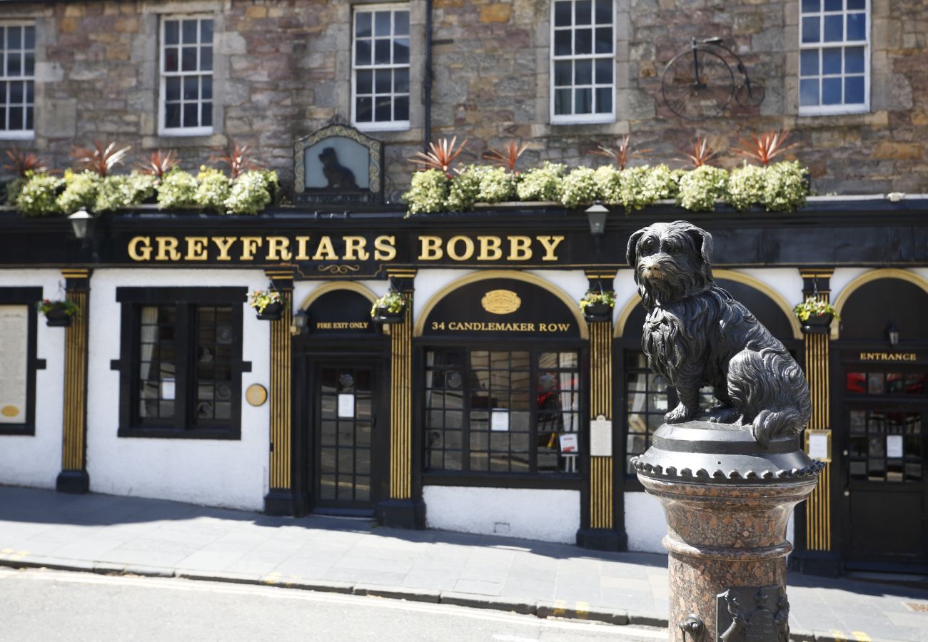 Greyfriars Bobby Pub, with the Statue of Bobby